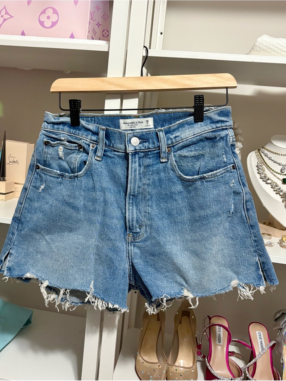 NWOT Abercrombie High Rise Mom Fit Curve Light/Medium Blue Denim Jean Shorts 28